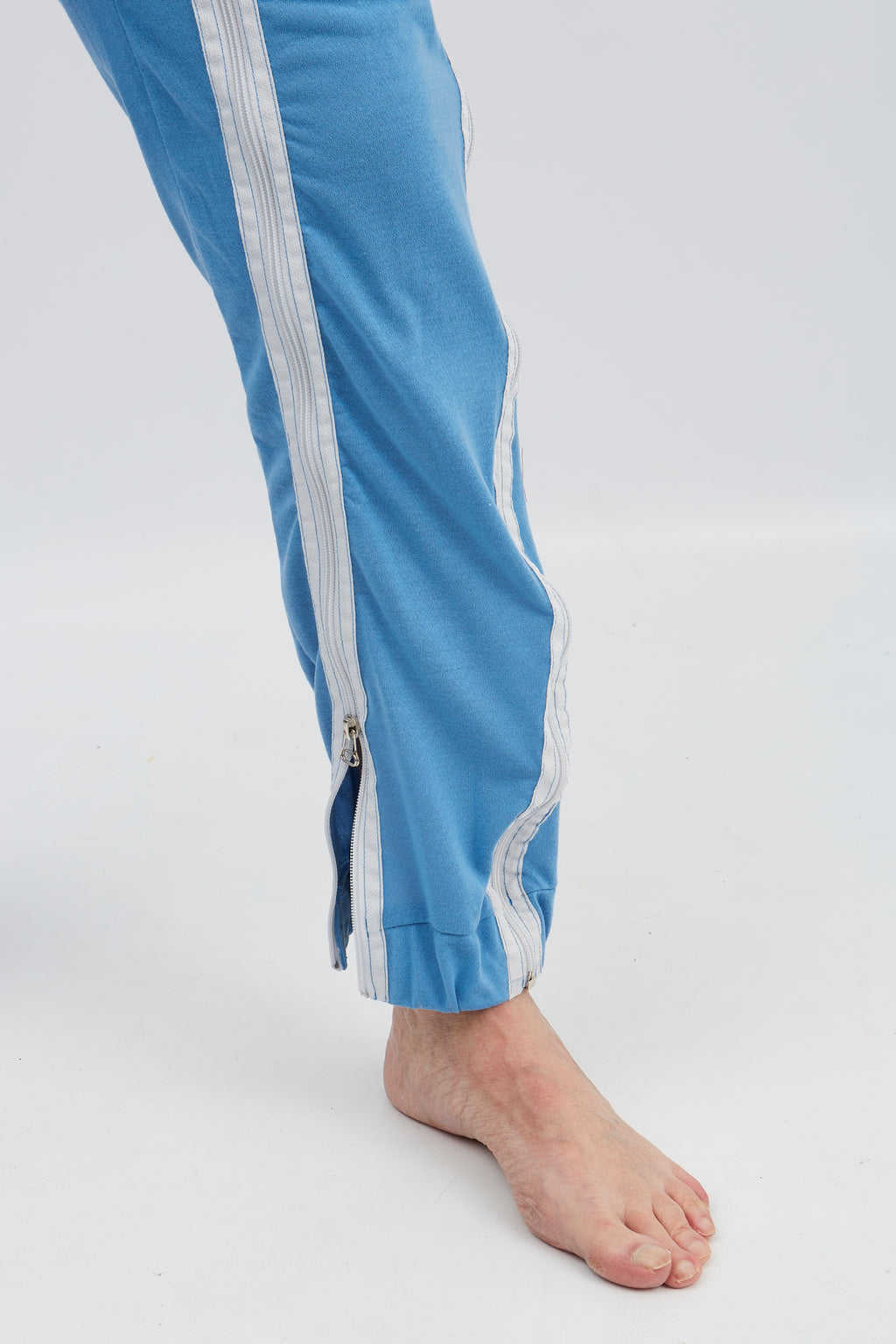anne-lore by Van Herck Pyjama blau, Reißverschluss von die Schulter nach den Seitennaht und zwischen den Beinen – Ansicht 5