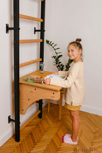 BenchK Sprossenwand 212B mit verstellbarer Klimmzugstange, abnehmbarer Tischplatte als Schreibtisch und Turnzubehör A076 – Ansicht 3
