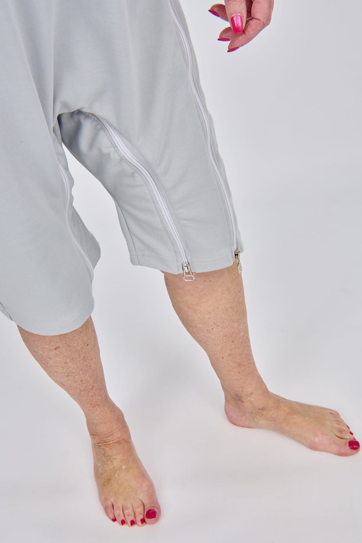 anne-lore by Van Herck Body in grauer, Reißverschluss vorne und zwischen den Beinen – Ansicht 2