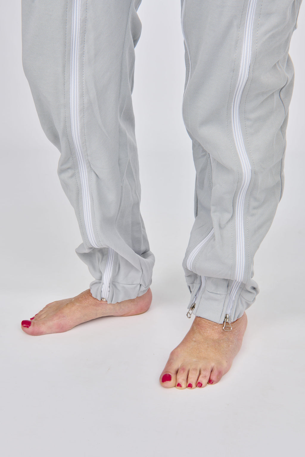 anne-lore by Van Herck Pyjama grau, Reißverschluss vorne und zwischen den Beinen – Ansicht 8
