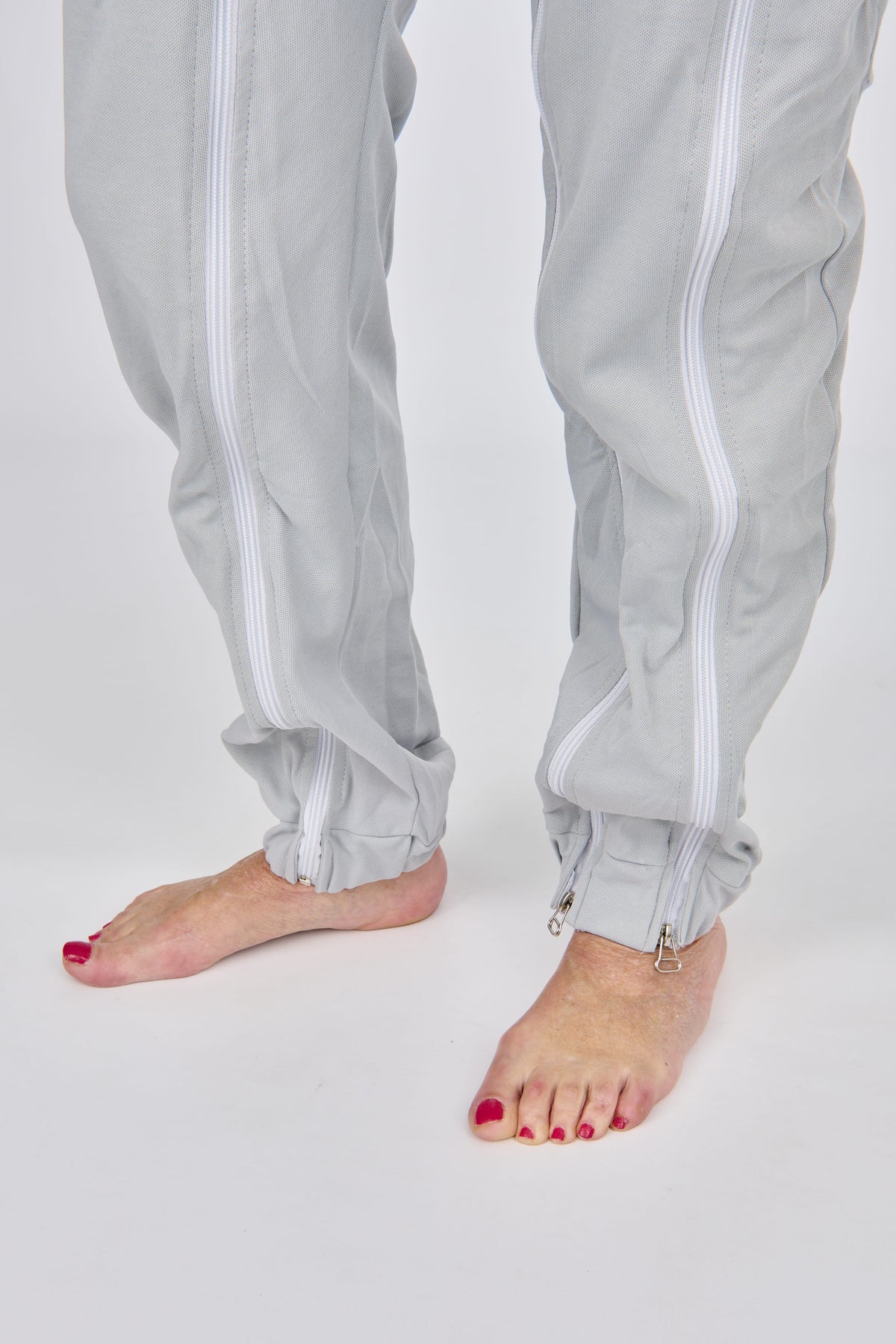 anne-lore by Van Herck Pyjama grau, Reißverschluss vorne und zwischen den Beinen – Ansicht 8