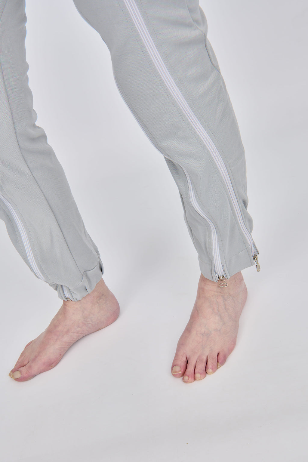 anne-lore by Van Herck Pyjama grau, Reißverschluss vorne und zwischen den Beinen – Ansicht 3