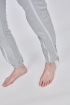 anne-lore by Van Herck Pyjama grau, Reißverschluss vorne und zwischen den Beinen – Ansicht 3