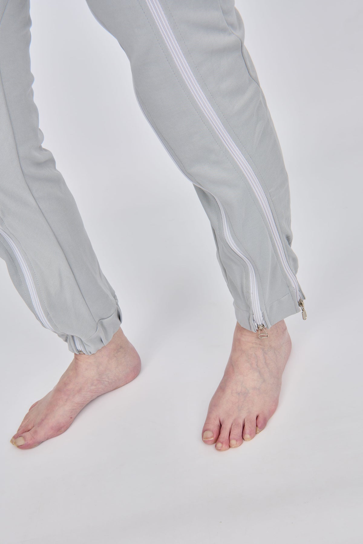 anne-lore by Van Herck Pyjama grau, Reißverschluss vorne und zwischen den Beinen – Ansicht 3