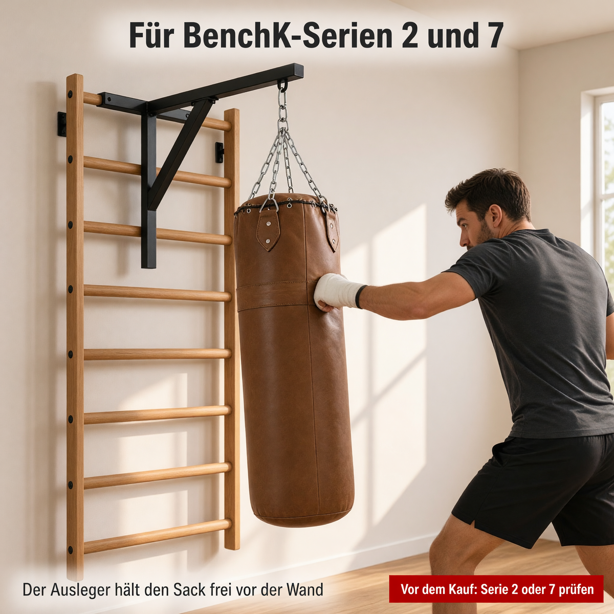 BenchK Halter fuer Boxsack, schwarz — Boxsackhalter mit Boxsack an der Sprossenwand
