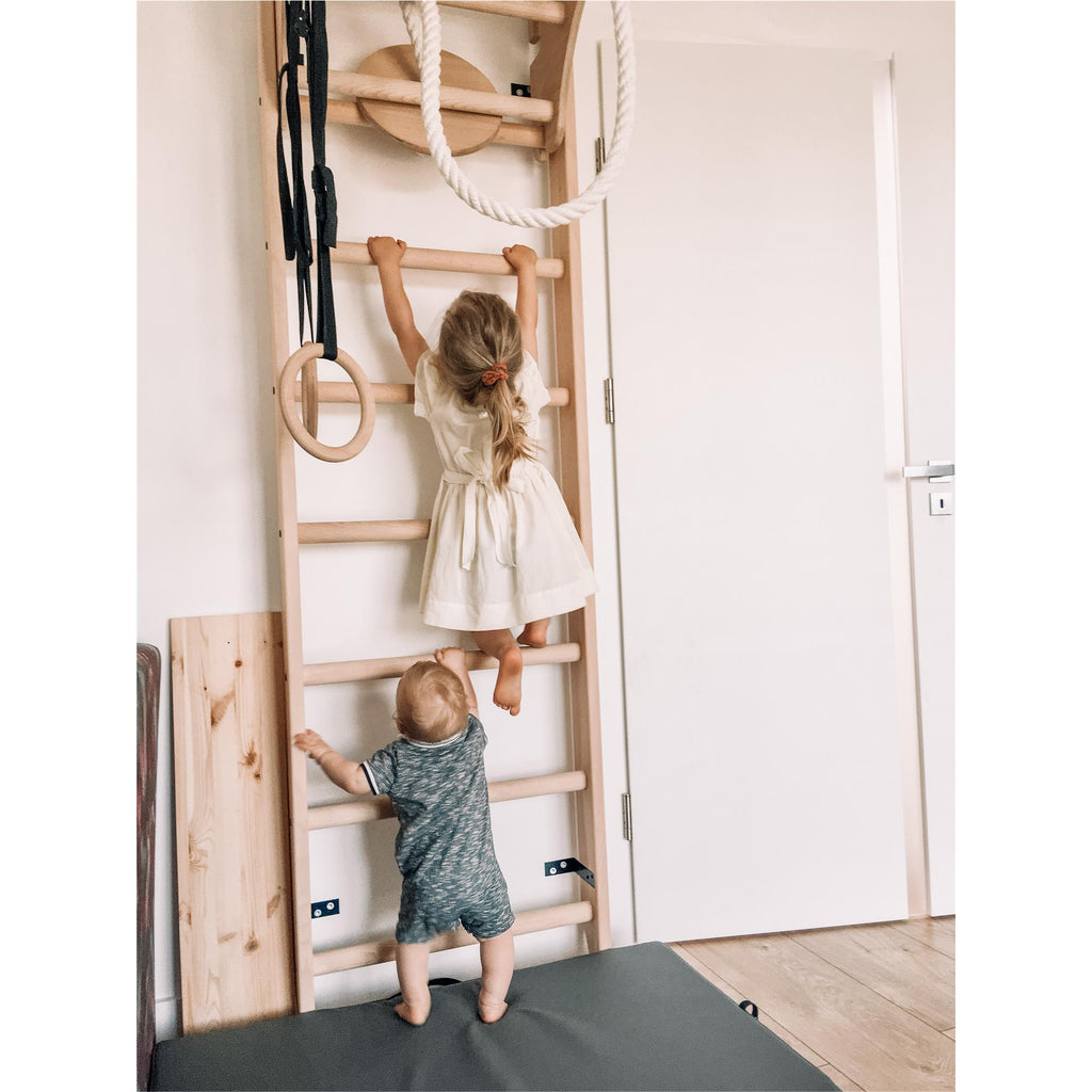BenchK Sprossenwand 111 aus massivem Buchenholz mit verstellbarer Klimmzugstange und Turnzubehör A204 – Ansicht 4