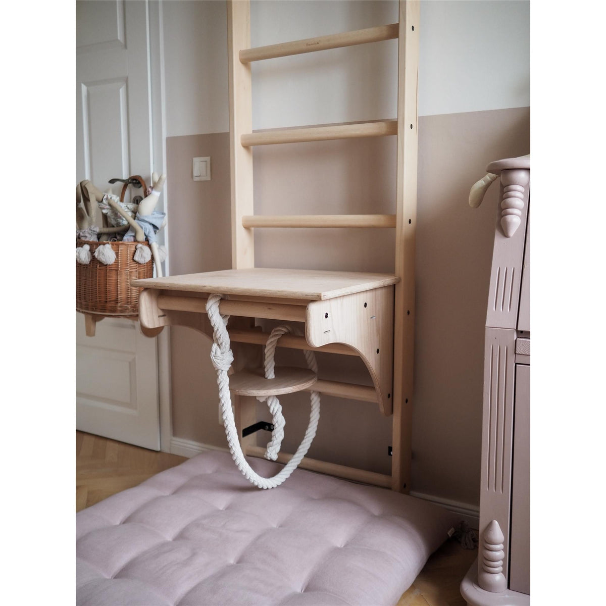 BenchK Sprossenwand 112 aus massivem Buchenholz mit verstellbarer Klimmzugstange, Schreibtischauflage und Turnzubehör A204 – Ansicht 4